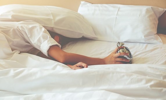 Dormir poco y tener un sueño variable dificulta la pérdida de peso