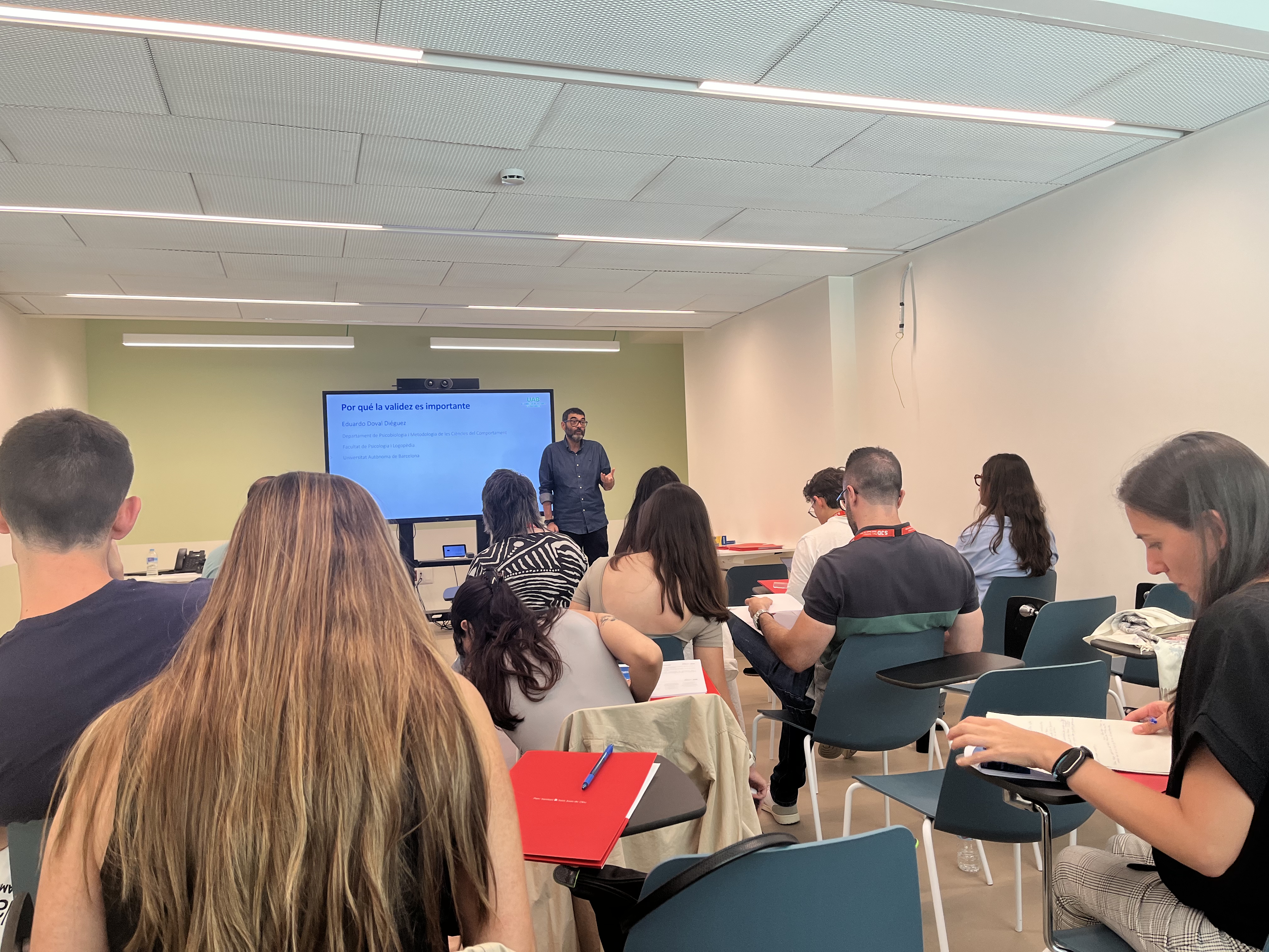 Personal investigador de CIBERSAM  debaten sobre la importancia de la validación de cuestionarios en salud mental