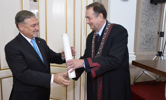 Felipe F. Casanueva, nombrado doctor honoris causa por la Universidad de Belgrado