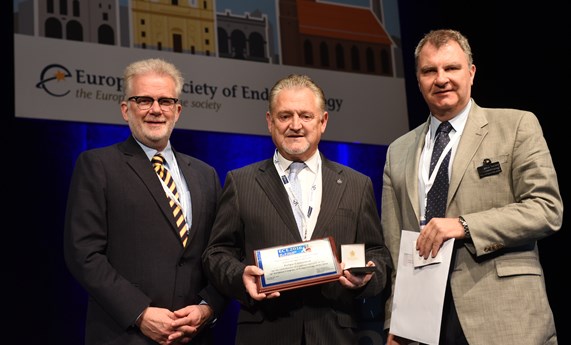 Felipe Casanueva recibe el premio de la Sociedad Europea de Endocrinología